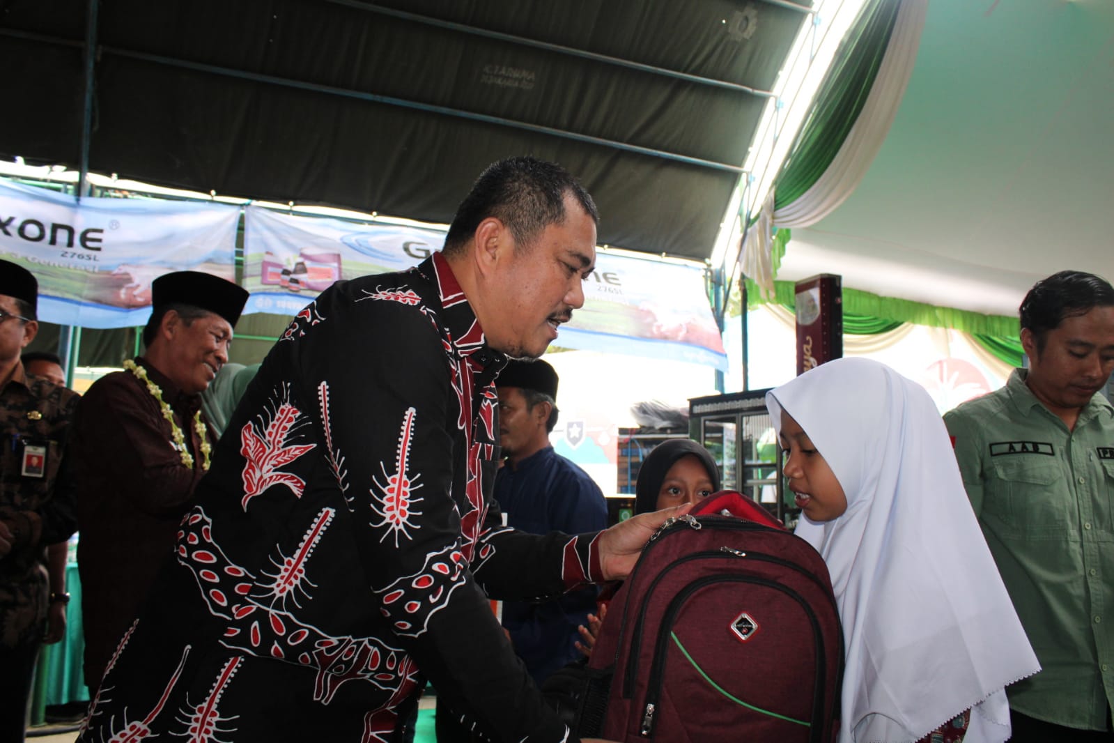 PENYERAHAN : Bupati Bungo H. Mashuri bersama wakil Gubernur Jambi, H. Abdullah Sani menyerahkan santunan anak yatim dari KUD Karya Mukti